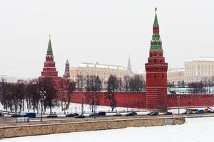 se av kreml i vinter- snöar dag foto