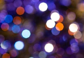 mörk blå och violett flimmer jul lampor foto