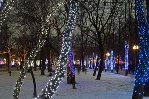 natt belysning av moskva boulevard foto