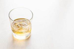 del whisky på de stenar i glas på tabell foto