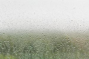 regndroppar på Hem fönster glas foto