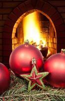 röd stjärna och jul bollar med öppen spis foto