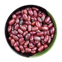 topp se av rå mexikansk röd bönor i runda skål foto