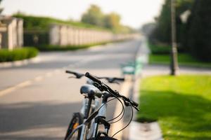 vit cykel stående i parkera. morgon- kondition, ensamhet. foto