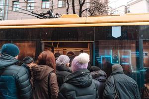 många oidentifierad människor är väntar för stad transport på de buss sluta foto