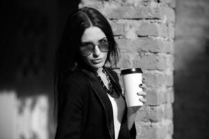 skön flicka i glasögon med kaffe foto