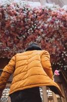 stilig man ha en blomma, rosa tulpan till flickvän foto