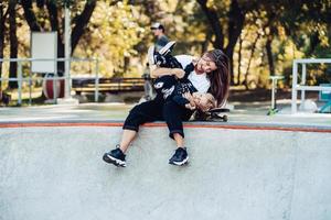 skön ung hipster mamma och liten son på de skatepark foto