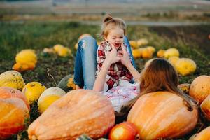 mor och dotter lögn mellan pumpor foto