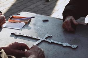 människor spelar de domino spel i de parkera foto