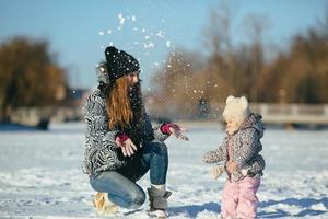 mor och dotter i vinter- utomhus foto