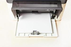 stack av vit papper ark i skrivare bricka foto
