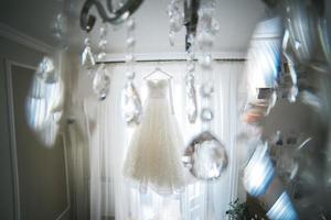 bröllopsklänning hängande foto