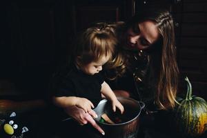 mor och dotter spelar tillsammans på Hem foto