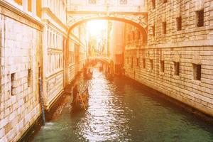 venetian kanal med gammal hus och båtar foto
