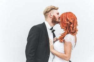 bröllop par på en bakgrund av vit vägg foto