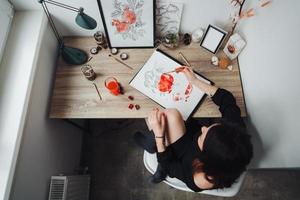 ung kvinna målning med vattenfärg målarfärger foto