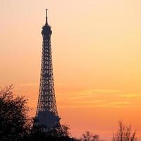 eiffel torn i paris på solnedgång foto