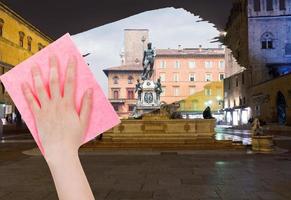 hand raderar bologna natt stadsbild förbi rosa trasa foto