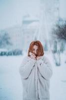 porträtt kvinna modell utanför i först snö foto