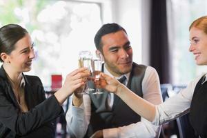 glada affärspartners som firar med champagne