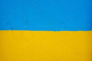 betong vägg målad i gul och blå tycka om ukrainska flagga, de Land av offer av de angripare foto