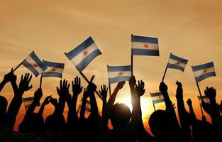 silhuetter av människor som håller flaggan i argentina