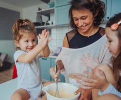 Lycklig familj laga mat tillsammans i de kök foto