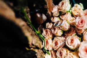 bröllop ringar med blomma och snigel foto