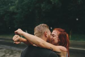 skön par kissing i de regn foto