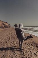 man och kvinna i varje andras vapen på de havsstrand foto