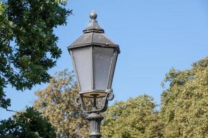 gammal gata lampa i de parkera foto