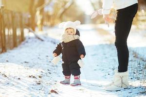 mor och dotter i de snöig landsbygden foto