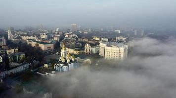 antenn se av de stad i de dimma. foto