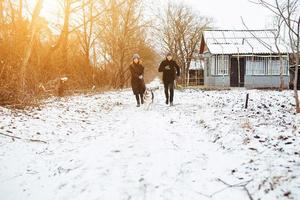 par gående ner de gata med en hund foto