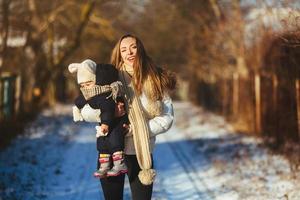 mor och dotter i de snöig landsbygden foto