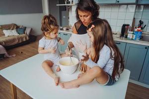 Lycklig familj laga mat tillsammans i de kök foto