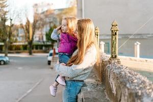 mor innehar en små dotter i henne vapen foto