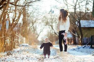 mor och dotter i de snöig landsbygden foto