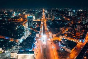 panorama- se på stor stad på natt foto