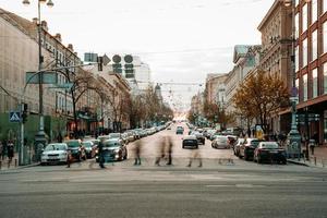 kiev, ukraina - april 14, 2019 natt se av de gator av kiev. urban väsen. bogdan khmelnitsky gata foto