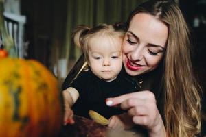 mor och dotter spelar tillsammans på Hem foto