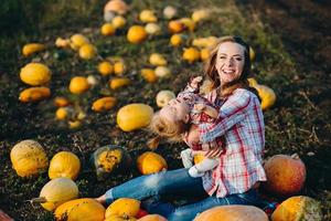 mamma leker med sin dotter foto