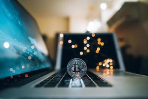 makro skott av bitcoins mynt på bärbar dator foto
