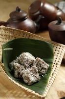 ongol ongol, indonesiska traditionell jajanan pasar tillverkad från sagoo mjöl och handflatan socker foto