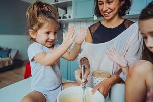 Lycklig familj laga mat tillsammans i de kök foto