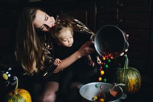 mor och dotter spelar tillsammans på Hem foto