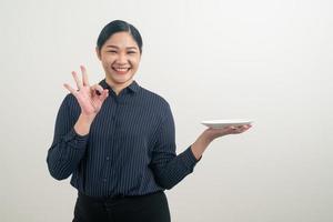 asiatisk kvinna med tom tallrik till hands foto
