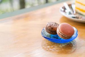 ros och choklad macaron på tallrik foto