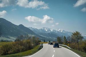 bil körning på de motorväg med bergen foto